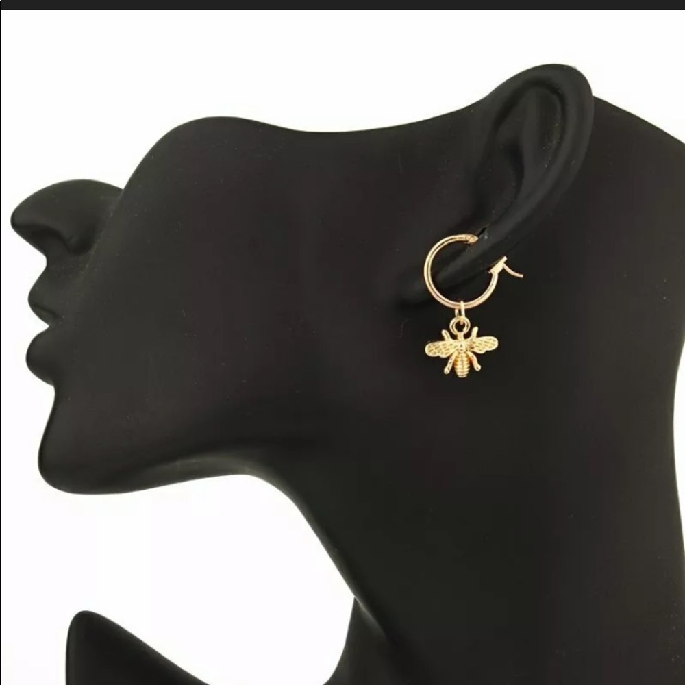 🐝 18k Gold Bumblebee Earrings 🐝 - Picture 3 of 3
